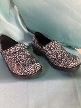 Ingaro Black & White Geometric Slip Resistant Nursing/Food Service Work Clogs